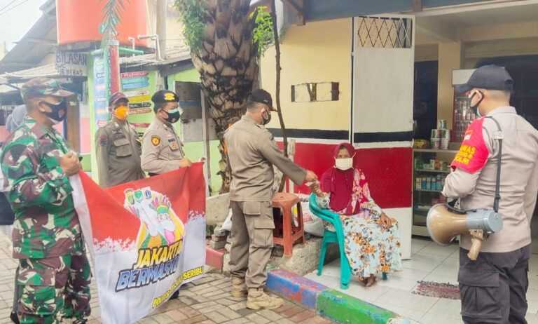 Dukung PPKM Skala Mikro, Polres Kepulauan Seribu Bagi-bagi Masker