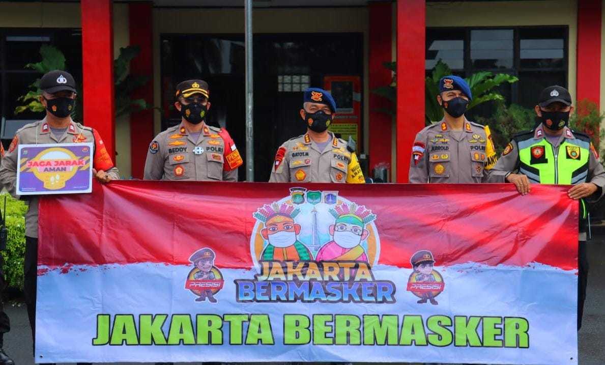 Jakarta Bermasker, Dan Sat Brimob PMJ dan Kapolsek Pulogadung Sidak di Pasar Induk Beras Cipinang