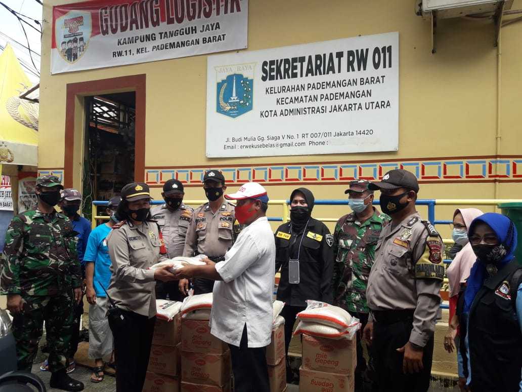 Polsek Pademangan Bagikan Sembako dan Masker Di Kampung Tangguh & Pasar