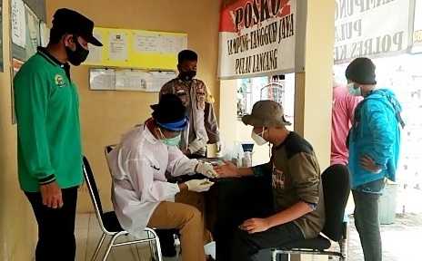 Wisawatan dan Warga Pendatang Ikuti Rapid Tes Di Kampung Tangguh Jaya Kepulauan Seribu