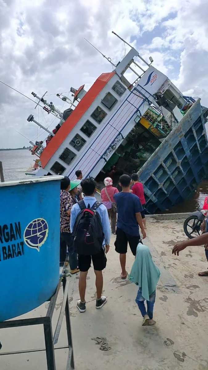 Pos TNI AL Pemangkat Bantu Evakuasi Kapal Feri KMP Bili Terbalik Di Kalbar