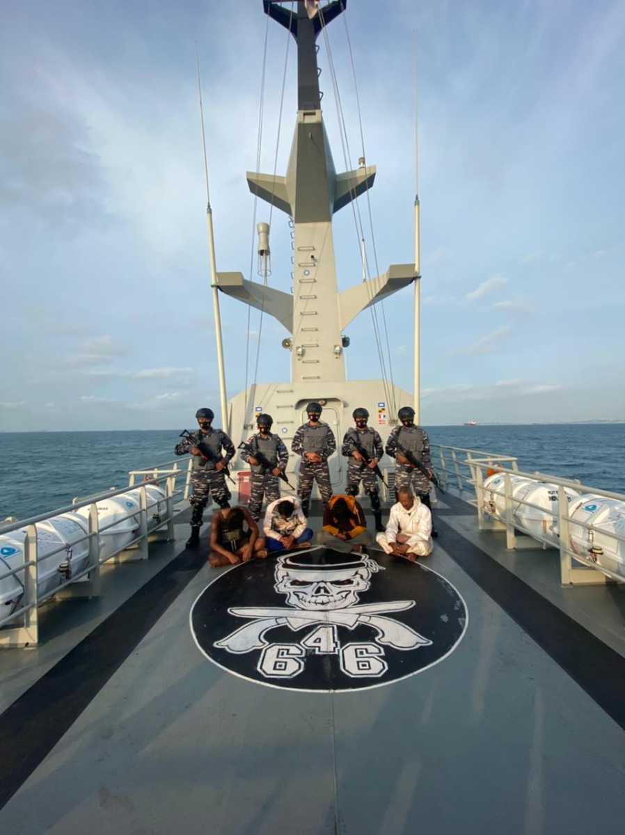 TNI AL Tangkap Lima Pencuri Kapal Tongkang di Selat Singapura