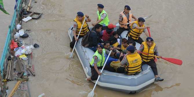 Petugas Damkar Evakuasi Korban Banjir Cililitan