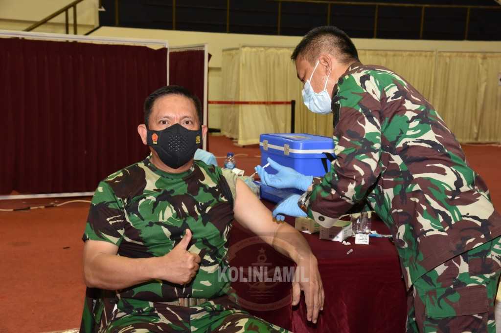 Pangkolinlamil Ikut Vaksinasi Covid-19 Bersama Pejabat TNI 3 Matra