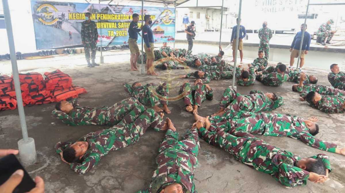Prajurit Satlinlamil 2 Surabaya Tingkatkan Kemampuan Sea Survival
