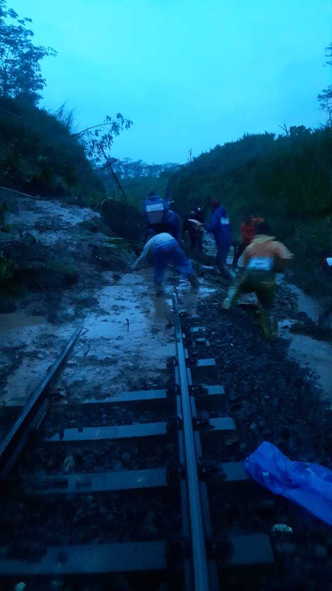 KAI: Perjalanan KA Lintas Stasiun Pohgajih - Kesamben Terganggu Karena Longsor