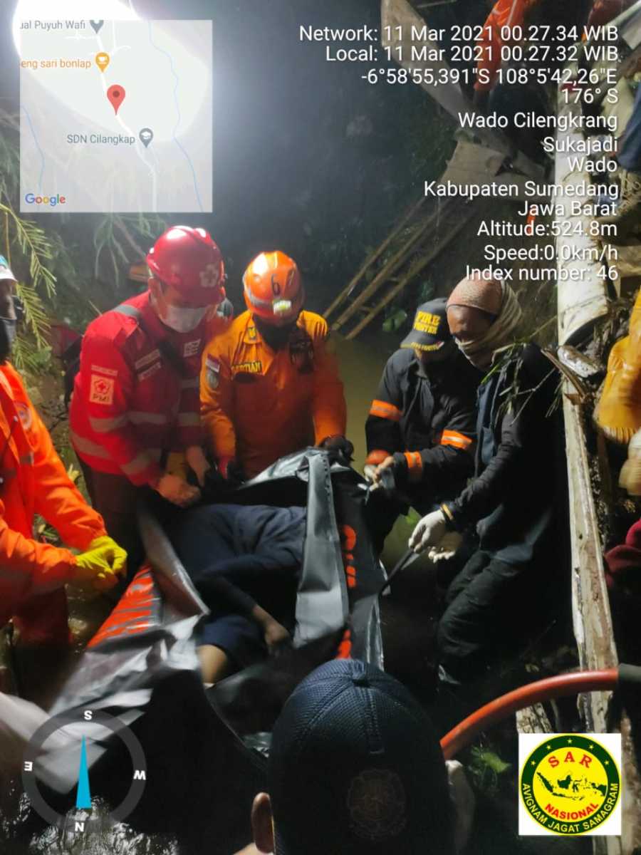 Tim Rescue Kantor SAR Bandung Evakuasi Korban Kecelakaan Bus Sri Padma