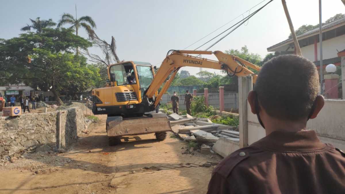 Mengganggu Ketertiban Umum, Tembok Beton Dirubuhkan Petugas Gabungan