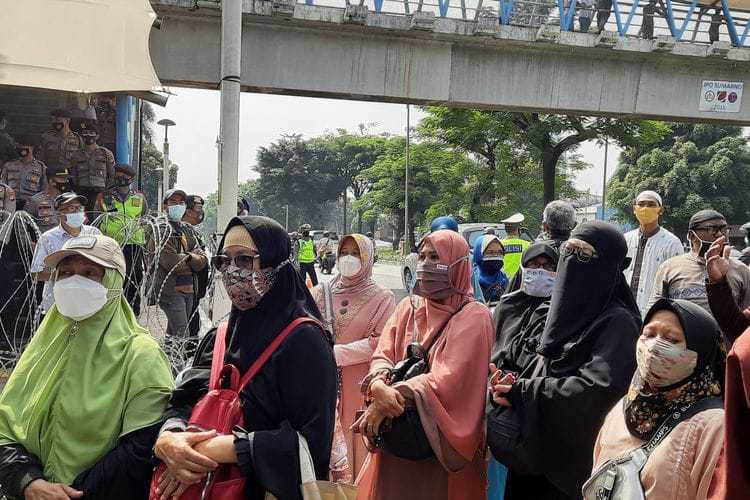 Simpatisan HRS Datangi PN Jaktim, Aparat Putarkan Asmaul Husna