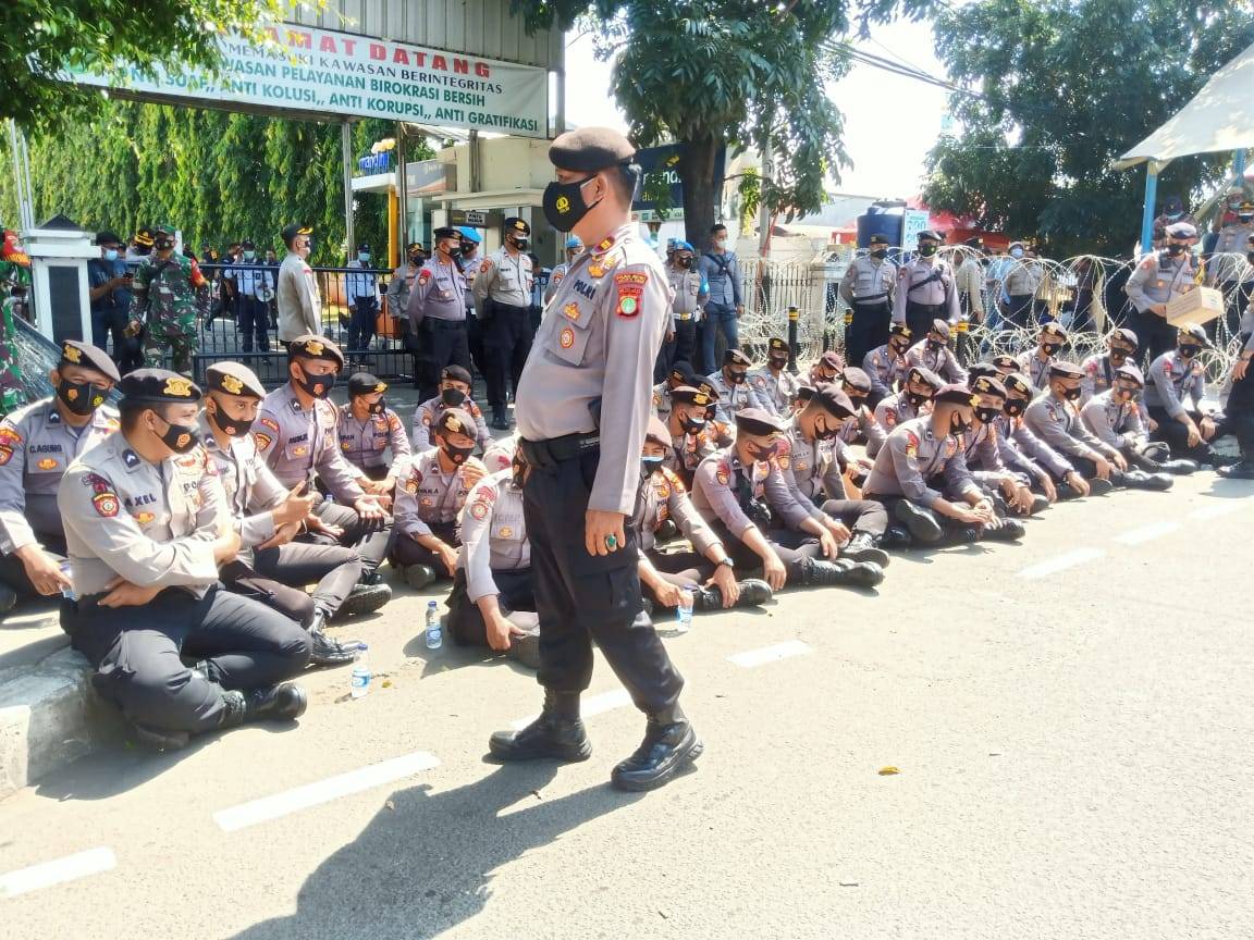 Sidang MRS, Petugas Pasang Barikade di Sepanjang Gerbang Gedung PN Jaktim