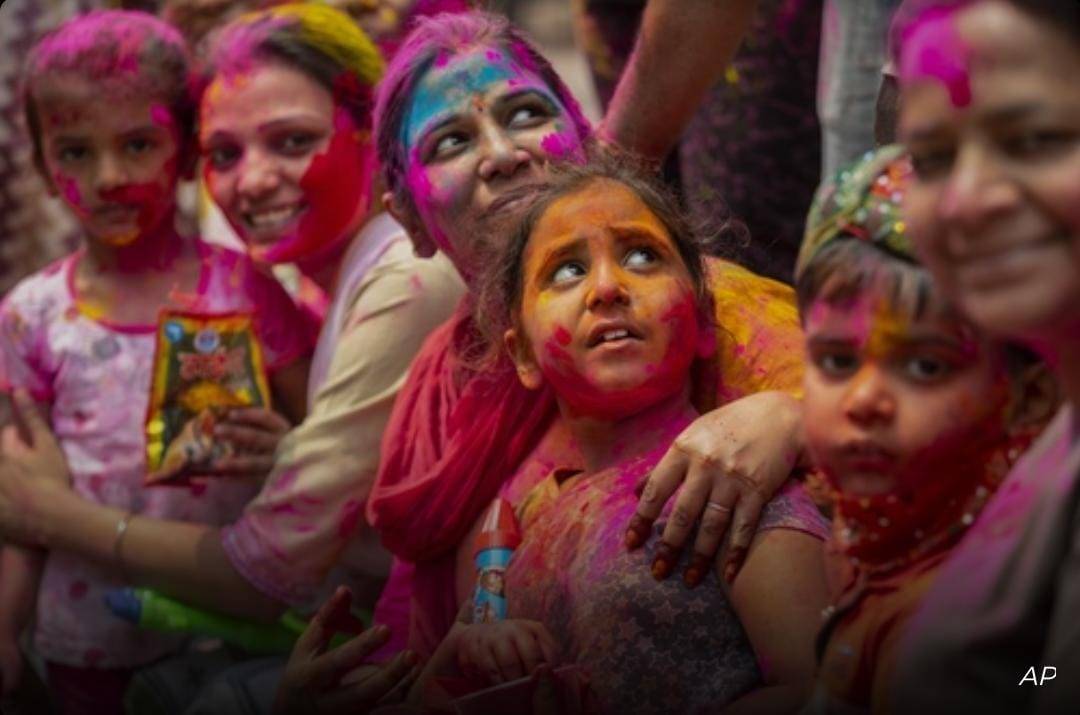 Lonjakan Kasus Covid-19, Masyarakat India Tetap Berkumpul untuk Perayaan Holi
