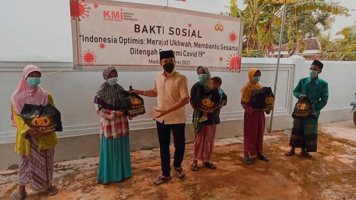 Lewat KMI, Kapolri Tebar 500 Paket Sembako untuk Kaum Dhuafa dan Anak Yatim