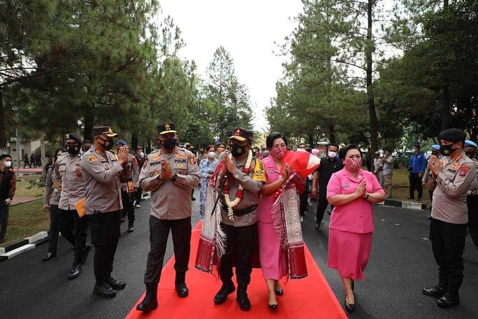 Tiba di Polda Sumut, Irjen Pol Panca Putra Disambut Tarian Daerah