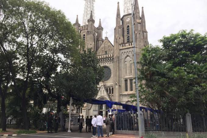 Ibadah Paskah Di Katedral Berjalan Khusyuk