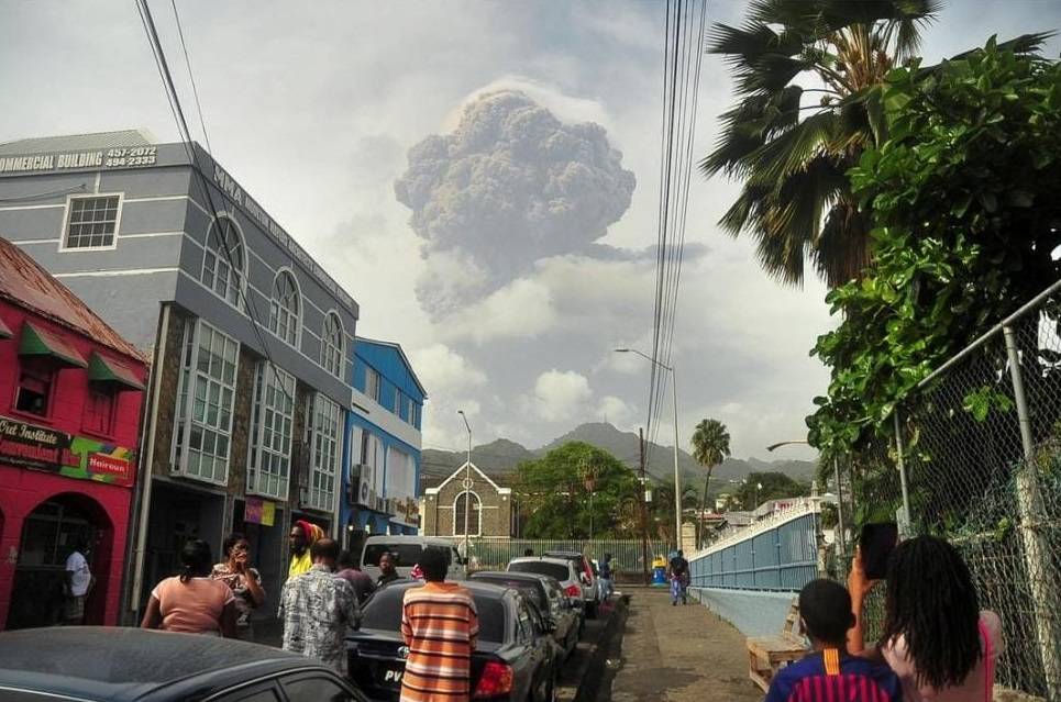 Debu Erupsi Gunung Merapi Selimuti Pulau Saint Vincent