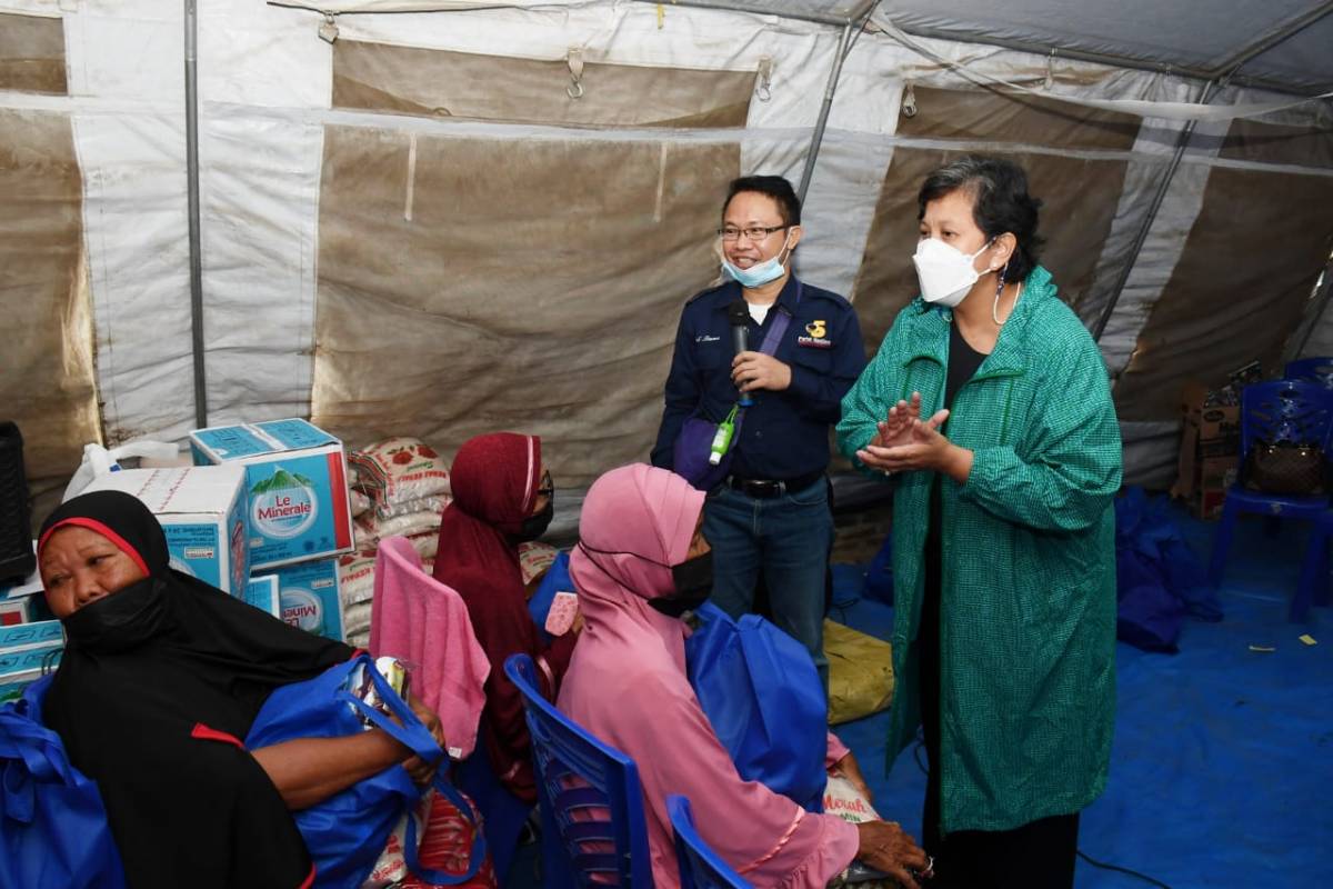 Lestari Moerdijat Serahkan Bantuan Sembako untuk Korban Likuifaksi Petobo