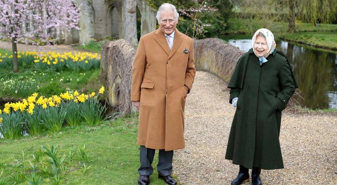 Usai Sampaikan Pesan Paskah, Ratu dan Pangeran Charles Berjalan Bersama di Windsor