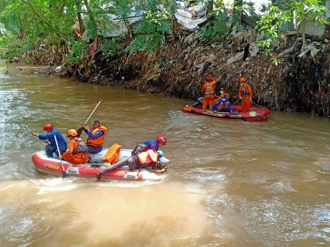 Diduga Sakit Jiwa, Seorang Pria Loncat ke Kali Pesanggrahan