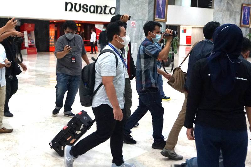 2 Jam, Penyidik KPK Belum Tuntas Geledah Ruangan Azis Syamsuddin