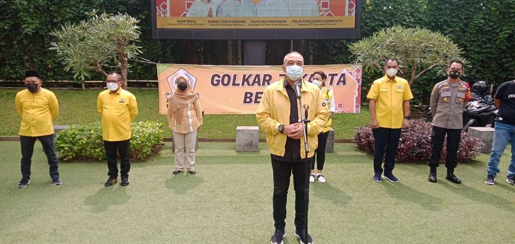 Golkar DKI Bagikan Sembako ke Masyarakat Jelang Lebaran