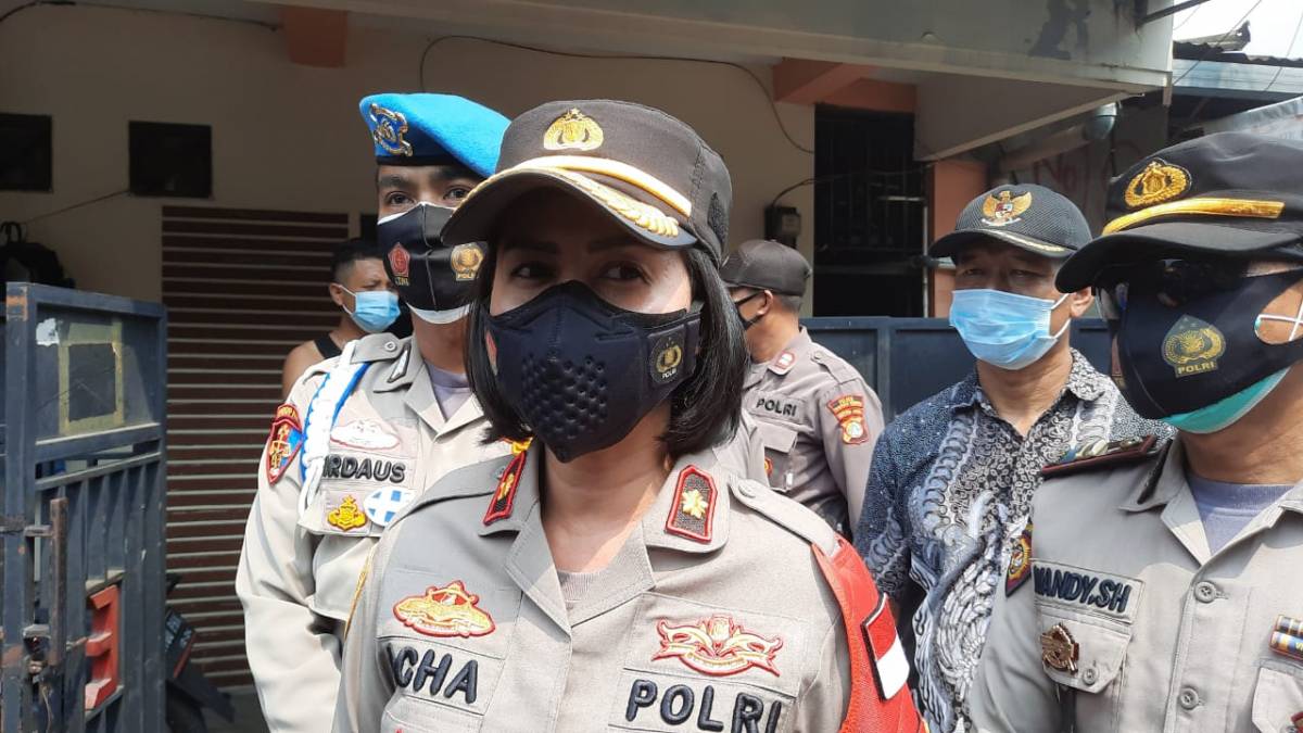 Door To Door Treatmen, Kapolsek Tanjung Duren Beri Vitamin Ke Warga Isoman