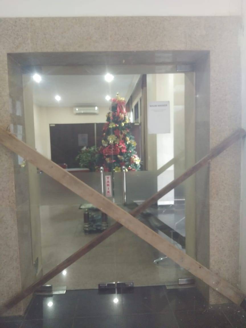 Tolak Dance Jadi Jadi Plh Gubernur Papua, Massa Palang Pintu Kantor Sekda