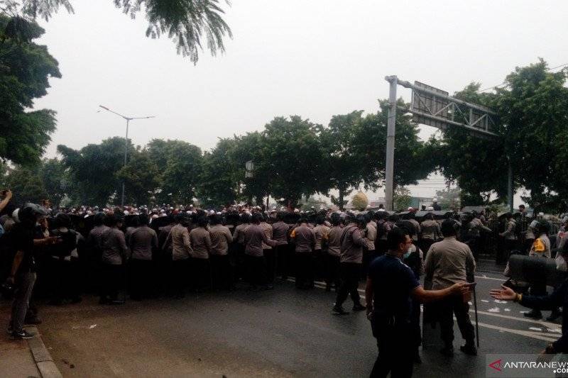 Jelang Putusan Vonis, Ratusan Simpatisan Rizieq Shihab Diamankan Polisi