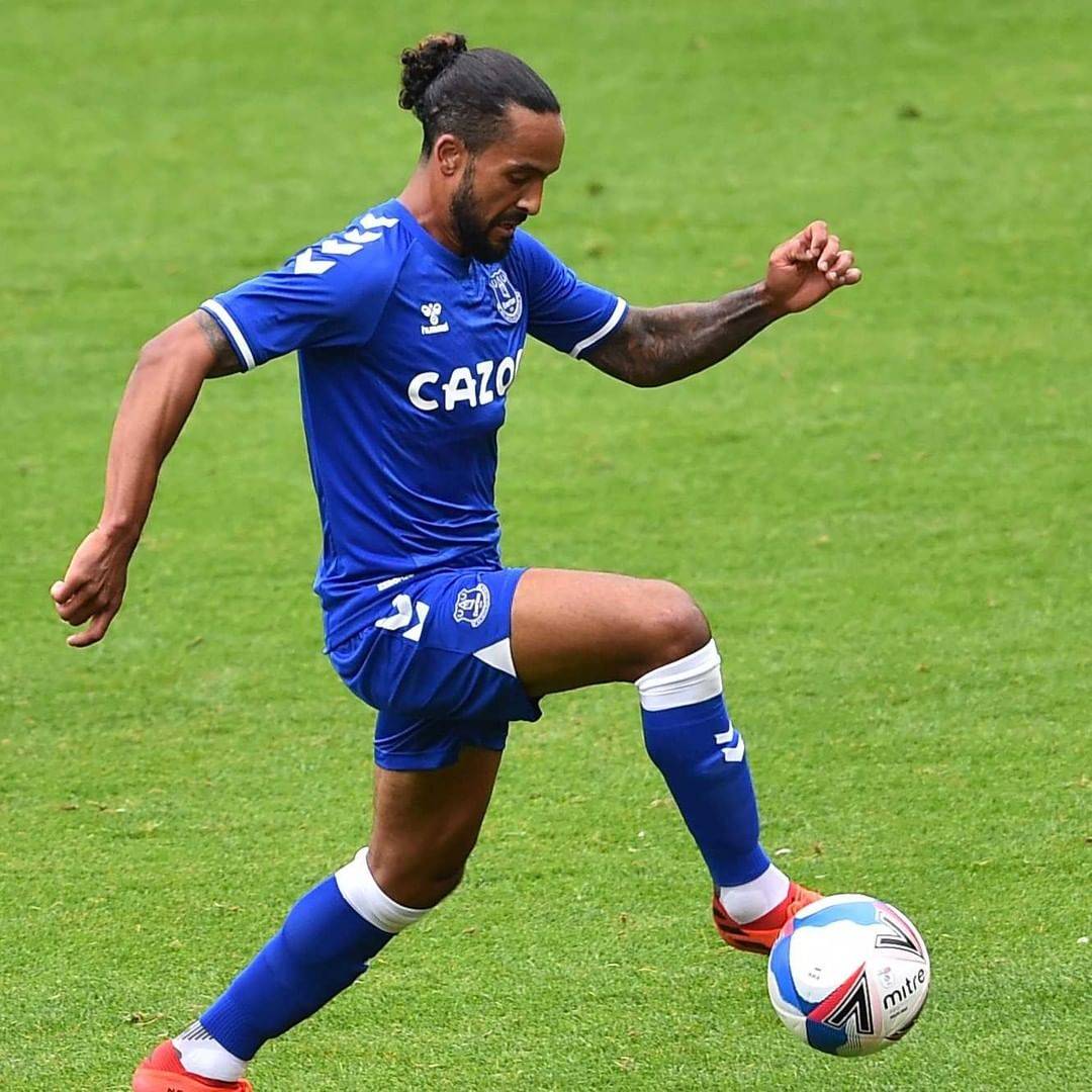 Theo Walcott Resmi Tinggalkan Everton