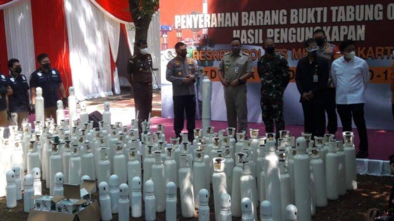 Polda Metro Jaya Serahkan 166 Tabung Oksigen ke Pemprov DKI