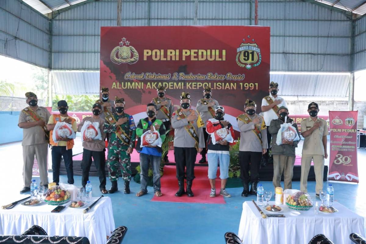 Peringati 30 Tahun Alumni Akpol 91 Mengabdi, Kapolda NTB Bagikan 2500 Paket Sembako