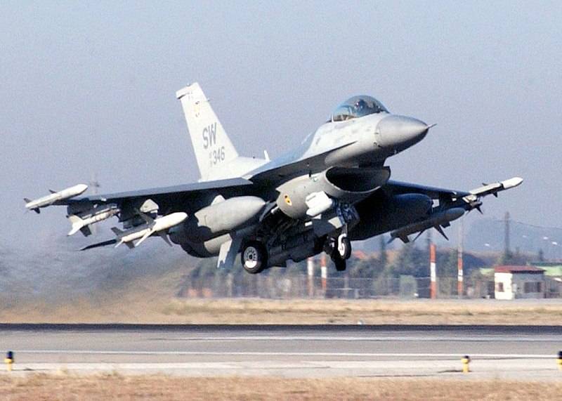 Pesawat Tempur F-16 TNI AU Patroli Pulau Terluar di Selat Malaka