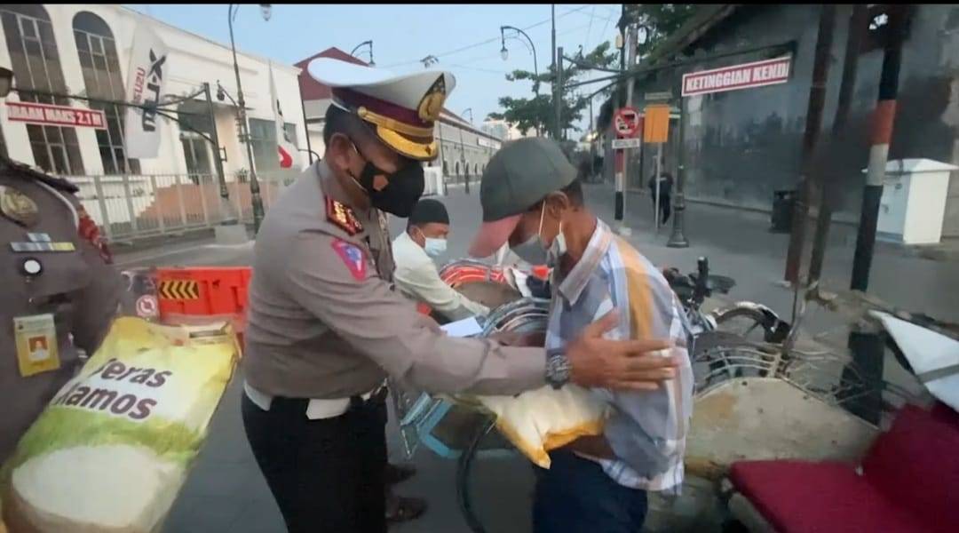 Dirlantas Jateng Berbagi untuk Abang Becak dan Buruh Kota Lama