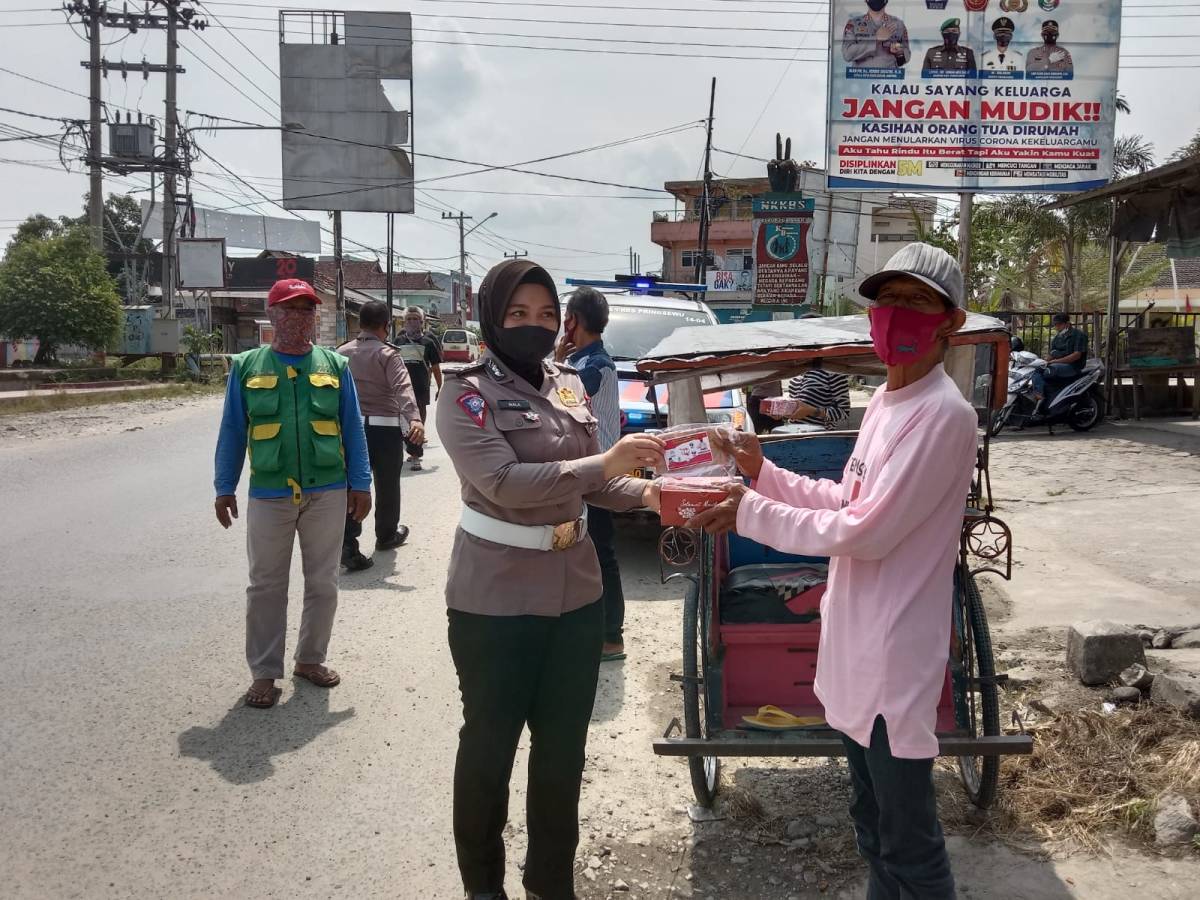 Turun ke Jalan, Polwan Polres Pringsewu Bagikan Masker dan Nasi Kotak