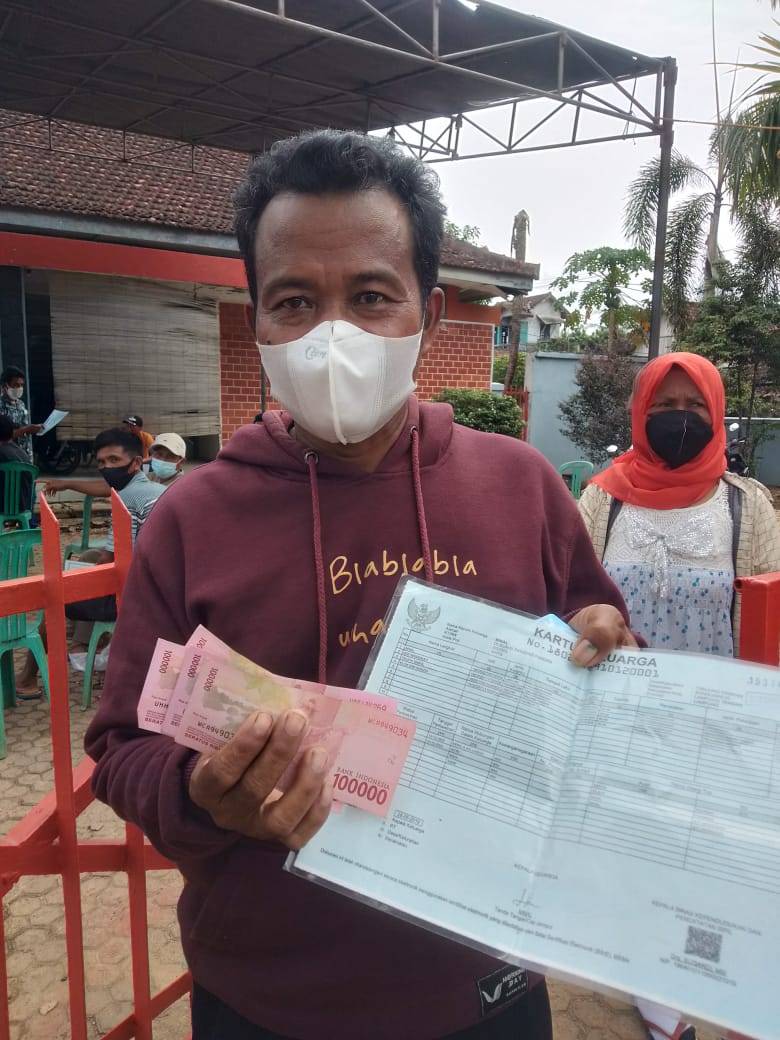 Warga Antre Cairkan BST di Kantor Pos Bangunrejo