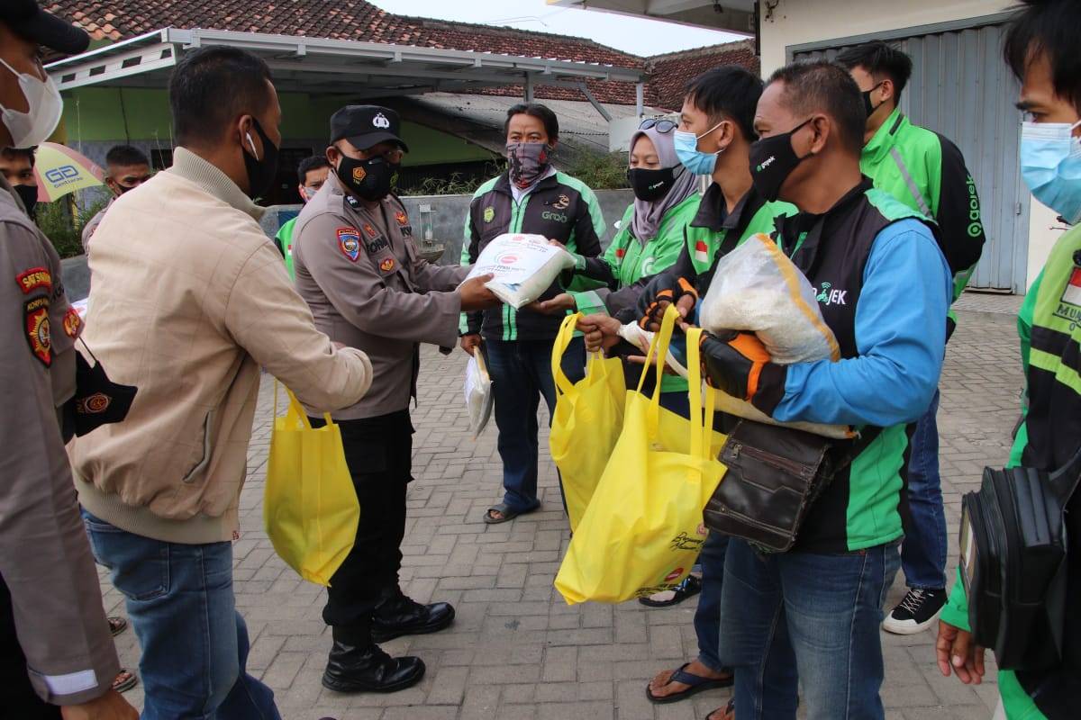 Polres Pringsewu Bagikan Sembako bagi Pengemudi Ojol