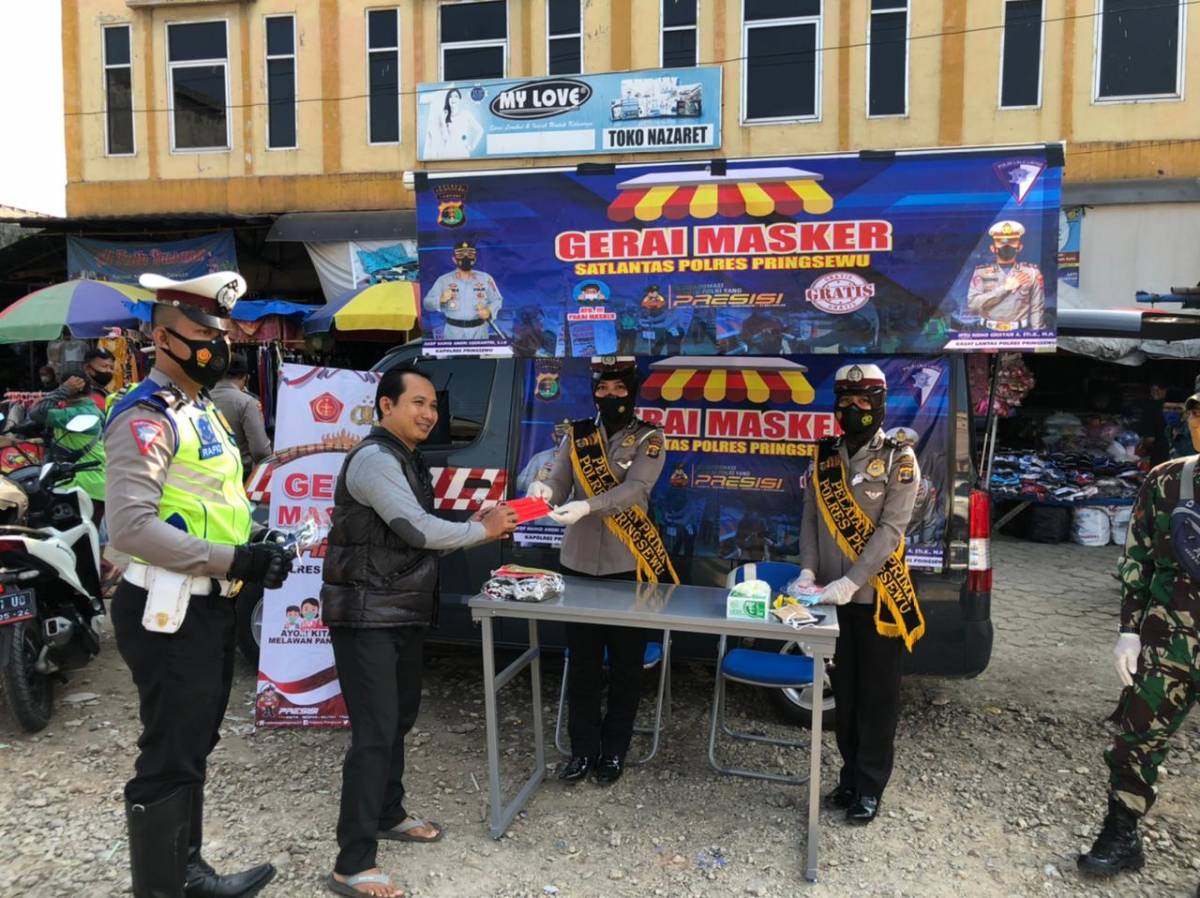 Tekan Penyebaran Covid-19, Satlantas Polres Pringsewu Dirikan Gerai Masker Gratis