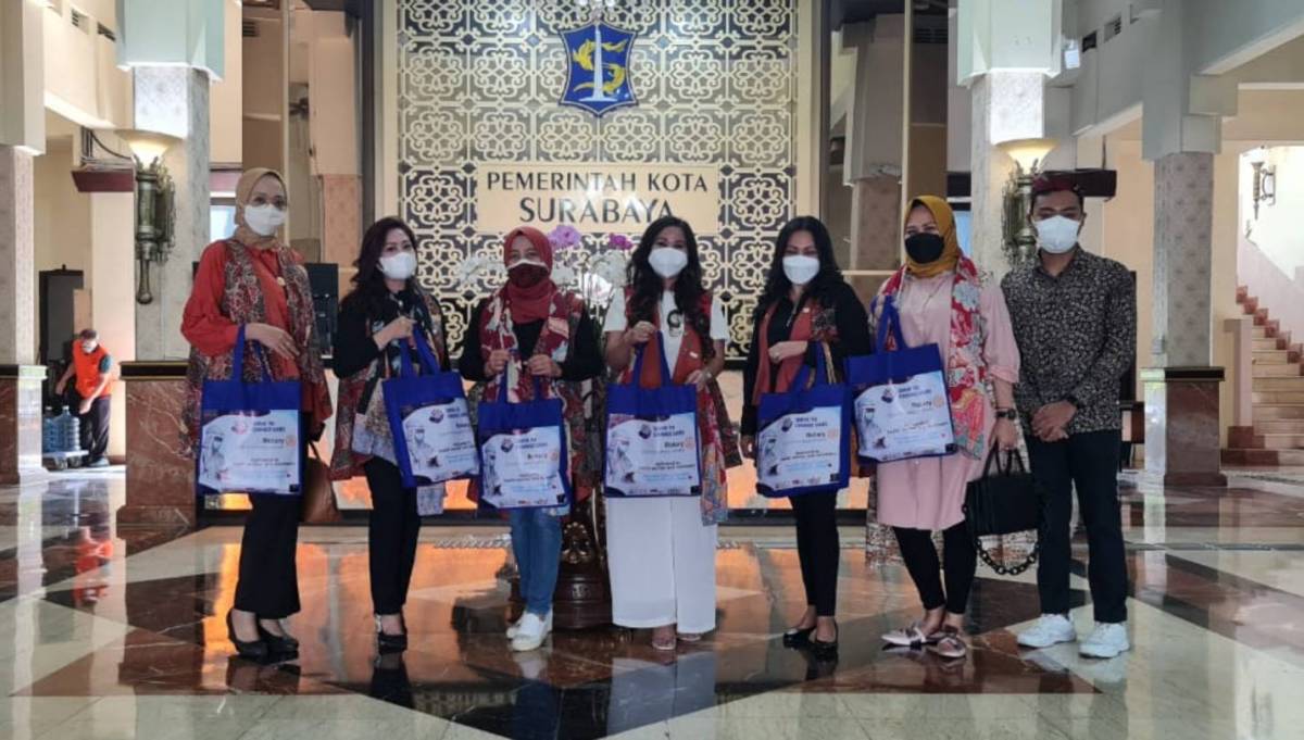 Rotary Club Surabaya Kaliasin Kucurkan Donasi untuk Tenaga Kesehatan Covid-19
