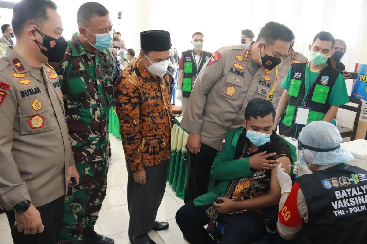 Presisi Merdeka "Goes to Campus", Polda NTB Vaksinasi Ribuan Mahasiswa
