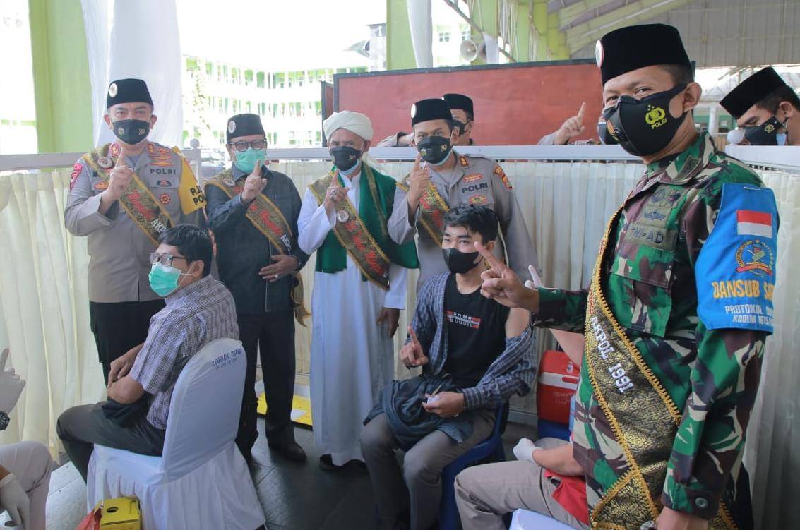 Puncak HUT Ke-30 Alumni Akpol ‘91 Mengabdi, Kapolda NTB Gelar Vaksinasi Massal di Ponpes