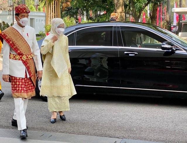 Pimpin Upacara di Istana Merdeka, Presiden Jokowi Kenakan Pakaian Adat Lampung