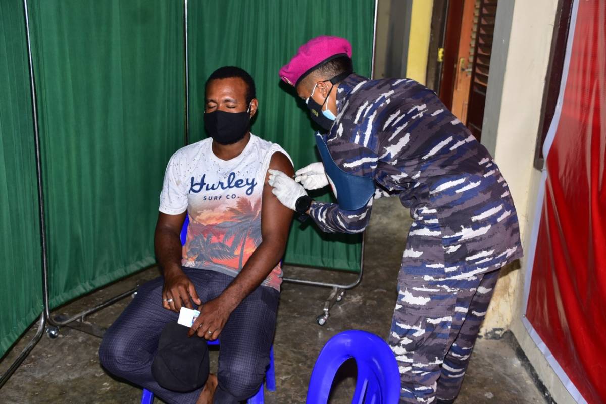 TNI AL Gelar Serbuan Vaksinasi di Distrik Sorong