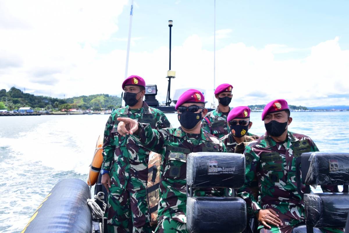 Komandan Pasmar 3 Tinjau Isolasi Terapung di Kapal Sirimau