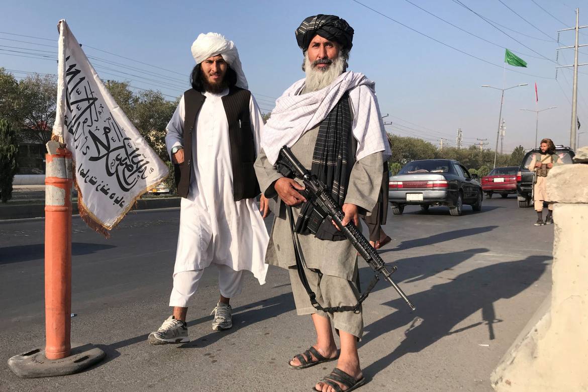 Taliban Pamerkan Senjata Hasil Sitaan dari Tentara AS