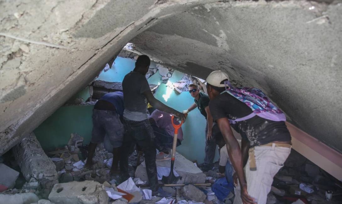 Warga Haiti Berjibaku dengan Puing Reruntuhan Mencari Korban Hilang