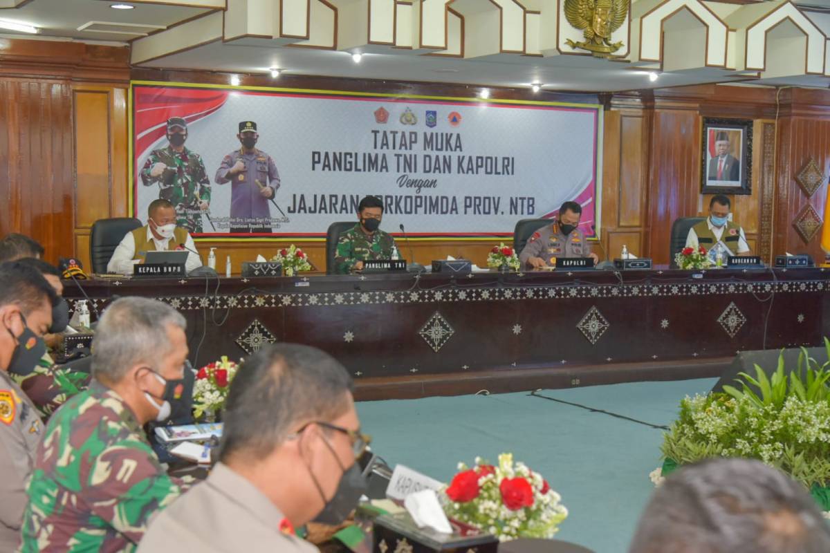 Kapolri Bersama Panglima TNI Tinjau Percepatan Serapan Vaksin di NTB