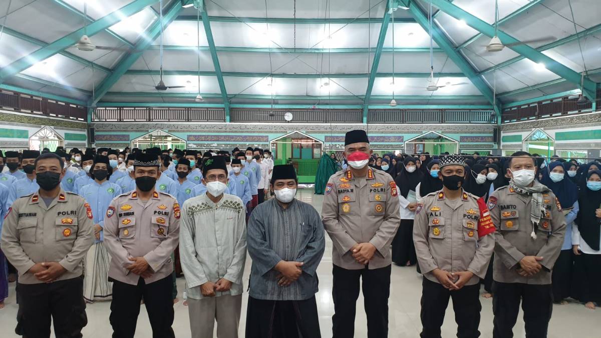 Polda Metro Jaya Serahkan Bansos ke Pondok Pesantren Al Washilah Jakarta