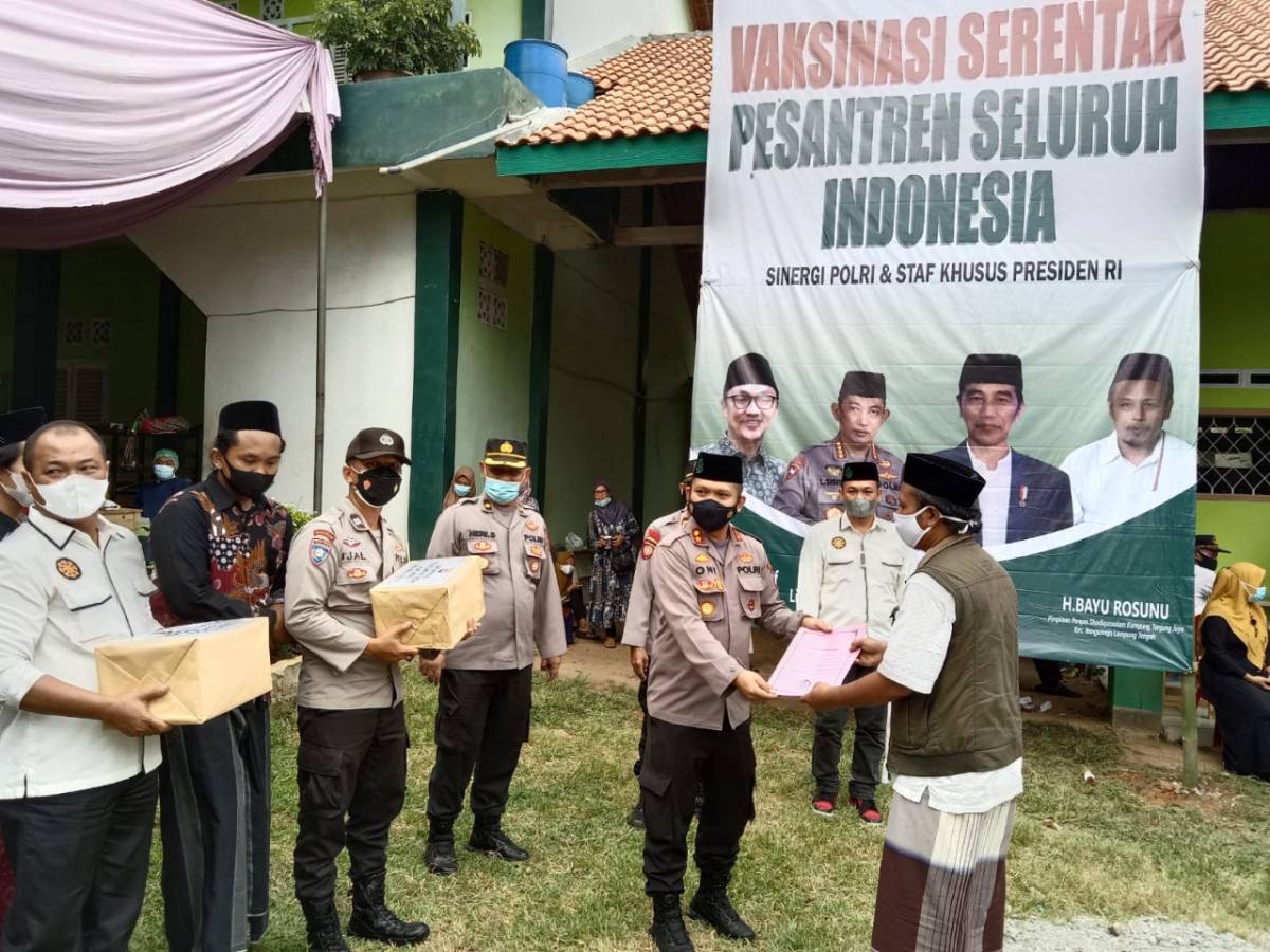 Kapolres Oni Buka Gerai Vaksin Merdeka bagi Santri dan Masyarakat