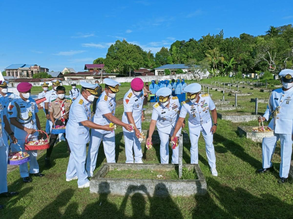 Jelang HUT ke-76 AL, Komandan Pasmar 3 Ziarah ke TMP