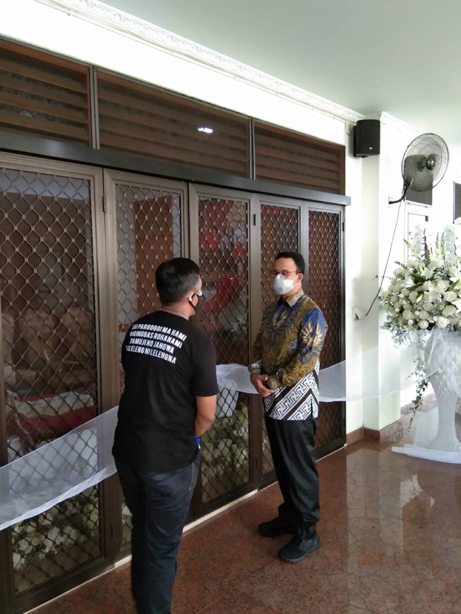 Gubernur Anies Melayat ke Rumah Duka Almarhum Sabam Sirait