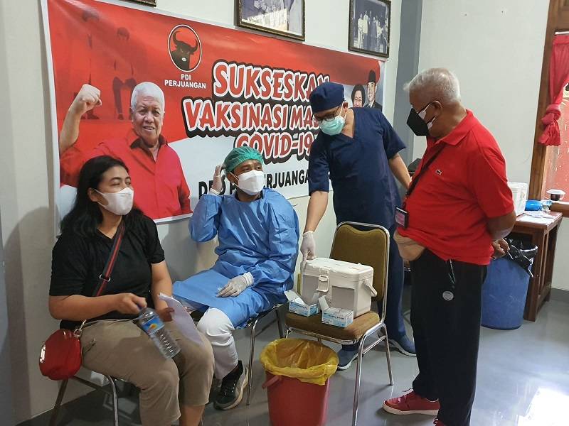 Gotong Toyong Bantu Pemerintah, PDIP NTB Gelar Vaksinasi Masal